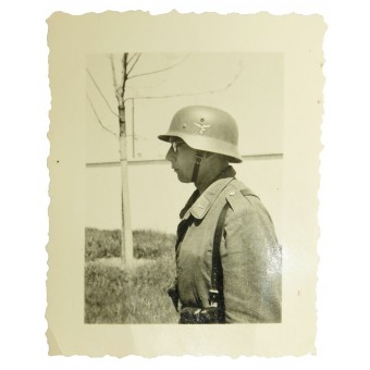 Foto av Luftwaffe-soldat med stålhjälm. Espenlaub militaria